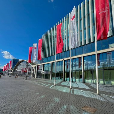 am, Hollanda - 7 Nisan 2024: RAI kongresinin dışı ve kırmızı ve beyaz bayraklı açık merkez