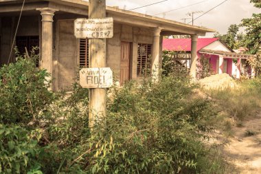 Vinales, Küba - Temmuz 09 2018: Canlı Vinales Küba sokaklarını keşfetmek yerel mimari ve zengin kültür mirasını yemyeşil ortamda sergiliyor.