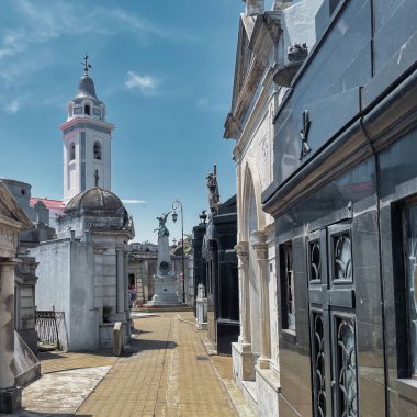Buenos Aires, Arjantin - 28 Ekim 2022: dünyanın en ünlü anıtı La Recoleta Mezarlığı 'nı ziyaret etmek ve gezmek. Tarihi anıtsal mezarlarla heykeller ve mimari harikalar.