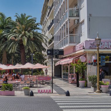 Buenos Aires, Arjantin - 28 Ekim 2022 Recoleta mezarlığının yanındaki ünlü pembe renkli restoran terası La Panera Rosa