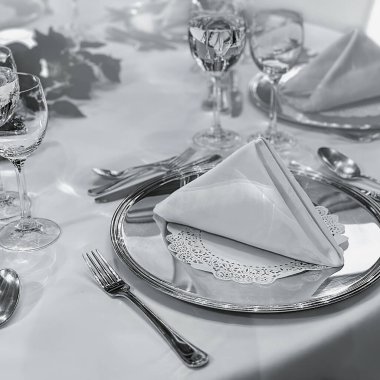 Çatal bıçak takımı, keten ve tabak takımları olan bir restoranda iyi hazırlanmış özel bir masa.