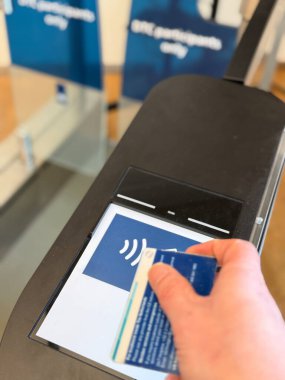 den haag, Hollanda - 18 Kasım 2024: Bir kişi kütüphane kartını sessiz bir kütüphane ortamında kitap ödünç almak için kullanıyor.