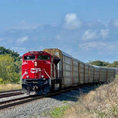 Clarington, Kanada - Eylül 07 2023: Kanada Pasifik 'in bir motoru uzun bir yük trenini çekiyor.