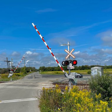 Clarington, Kanada - Eylül 07 2023: Bir trenin geçeceği yoldan geçen kolları yanıp sönen bir demiryolu.