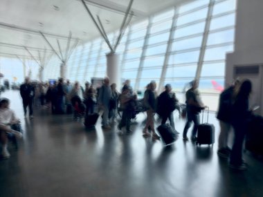 Tiflis, Gürcistan - 28 Nisan 2025: Yolcular yoğun bir havaalanı terminalinde kuyruğa girdiler..