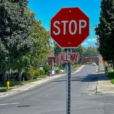 Port Perry, Kanada - 29 Ağustos 2023: Dur işareti olan bir yerleşim bölgesindeki kavşakta bir araba sürüyor.