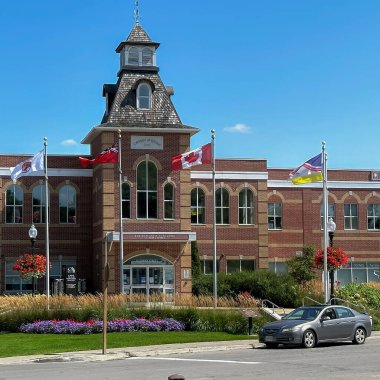 Port Perry, Kanada - 29 Ağustos 2023: Önünde bayraklar olan tarihi hükümet binası