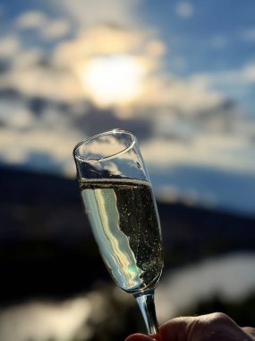 Tiflis, Gürcistan - 28 Nisan 2025: Güneş sakin manzaranın üzerinde batarken Tiflis 'te güzel bir geceyi maden suyu ile kutlamak.