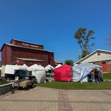Limanı Perry, Kanada - 19 Ağustos 2023: Çiftçi pazarı kasabanın tarihi ana caddesinde ve rıhtım ve marinası olan tahıl asansörünün yanında ve taze yerel marinalı tezgahlarda düzenlenmektedir.