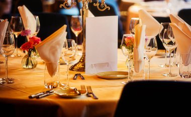 Pahalı restoranda lüks bir masa hazırladık.