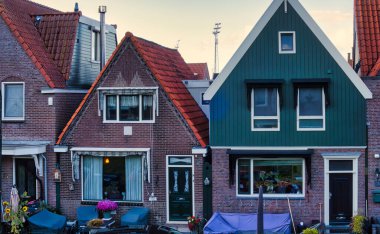 Volendam, Hollanda - 08 Ekim 2022: Bir dizi tipik tarihi Hollanda kırsal evleri kısmen ahşaptan yapılmıştır