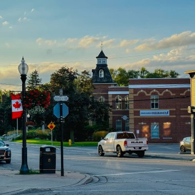 Port Perry, Kanada - 12 Ağustos 2023: Kanada bayrağı olan tipik bir Kuzey Amerika kasabasının tarihi ana caddesinde arabalar ve kamyonlar