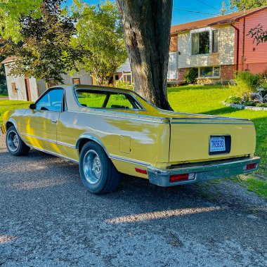 Port Perry, Kanada - 12 Ağustos 2023: antika bir Chevrolet el Camino Amerikan arabası banliyö mahallesindeki bir eve park edilmiş.