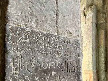 Mtskheta, Gürcistan - 25 Nisan 2025: Mtskheta Gürcistan 'daki Svetitskhoveli Katedrali' nin duvarlarını süsleyen antik yazıtlar UNESCO Dünya Mirası.