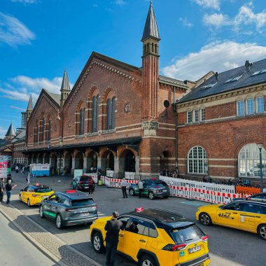 Kopenhag, Danimarka - 24 Temmuz 2023: Şato kuleleri şehrin klasik mimari merkez tren istasyonu