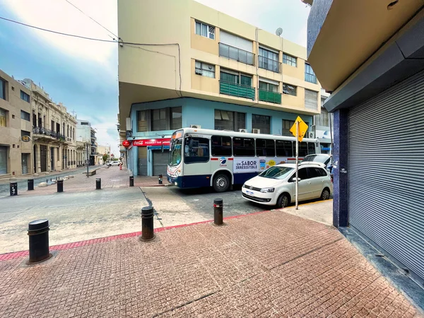 Montevideo, Uruguay - 30 Ekim 2022: Ciudad Vieja Montevideo 'da bir toplu taşıma otobüsü tarihi bölgeden bir yolcu taşıyor..