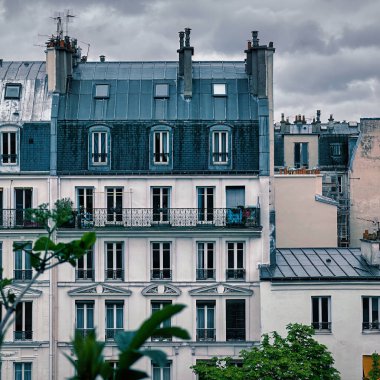 Paris, Fransa - 10 Nisan 2023: Klasik Haussmann mimari tarzı Fransız balkonlu tipik Paris konut binası