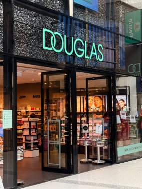 Den Haag, Hollanda - 22 Eylül 2025: Müşteriler güneşli bir öğleden sonra Douglas mağazasındaki hareketli bir alışveriş merkezinde güzellik ürünlerine göz atıyor.
