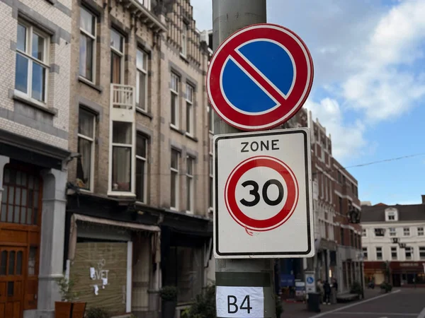 Den Haag, Hollanda - 22 Eylül 2025: Park yasağı ve 30 kilometrelik bir bölgede sokak direğinde iki trafik ışığı görülüyor