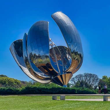 Buenos aires, Arjantin - 27 Ekim 2022: Birleşmiş Milletler parkının hukuk fakültesi yakınlarındaki bir parkta modern paslanmaz çelik heykel