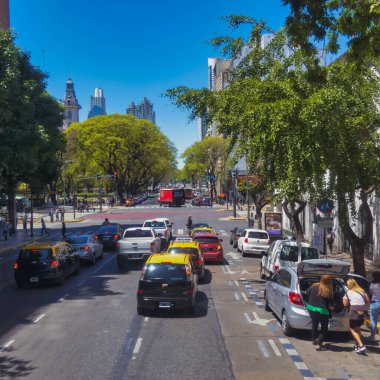 Buenos Aires, Arjantin - 04 Kasım 2022: Arabalar tarihi binalarla şehir merkezinde bir caddede ilerliyor