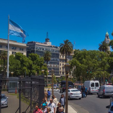 Buenos aires, Argentina- 4 Kasım 2022: Casa Rosada başkanlık sarayının arazisinde ve arka planda Banco Santander