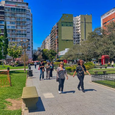 Buenos aires, Arjantin - 27 Ekim 2022: İspanyol sömürge beyaz kilisesinin önündeki Recoleta parkında yürüyen insanlar