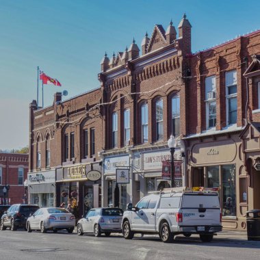 Port Perry, Kanada - 23 Ekim 2022: Arabalar ana caddenin kaldırımının yanına park edildi.