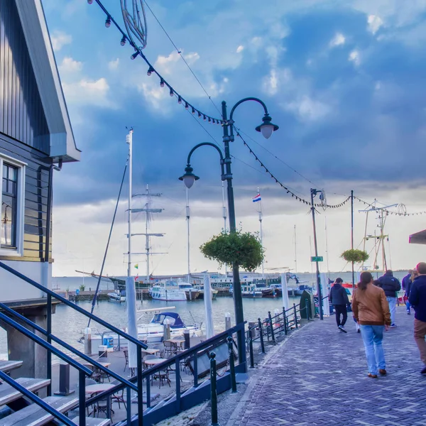 Volendam, Hollanda - 08 Ekim 2022: Tipik bir Hollanda liman köyündeki tarihi ahşap bir binadaki liman ofisi