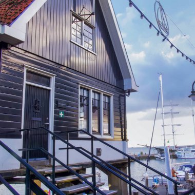 Volendam, Hollanda - 08 Ekim 2022: Tipik bir Hollanda liman köyündeki tarihi ahşap bir binadaki liman ofisi