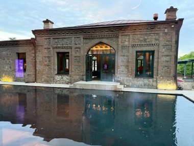 Telavi, Gürcistan - 26 Nisan 2025: Telavi 'deki Tsinandali Malikanesi zengin kültür ve şarap geleneğini yakalayan çarpıcı bir mimariye sahip.