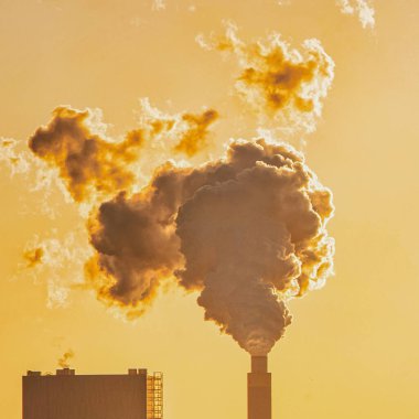 Rotterdam, Hollanda - 22 Kasım 2021: Bir petrokimya fabrikasının gaz borusu atmosfere çok miktarda CO2 gönderiyor