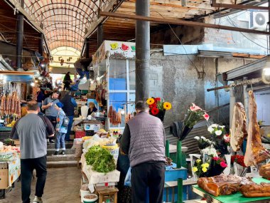 Telavi, Gürcistan - 26 Nisan 2025: İnsanlar canlı Telavi çiftçi pazarını keşfederek satıcılarla bağlantı kuruyor ve taze yerel üretim ve mallar keşfediyorlar.