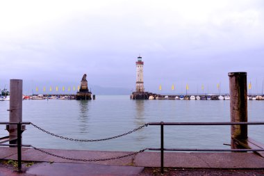 Güzel doğa. Sessiz, parlak sabah. Şehrin su gates.