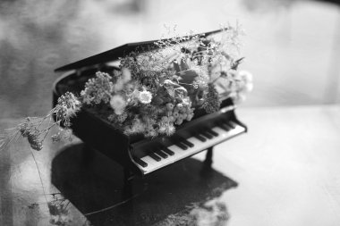 Hediyelik eşya piyano. Çiçek aranjmanı Piano.