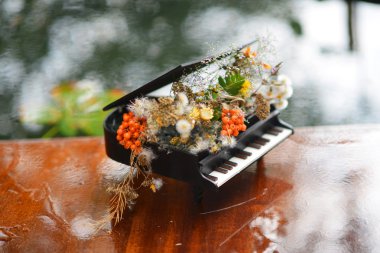 Hediyelik eşya piyano. Çiçek aranjmanı Piano.