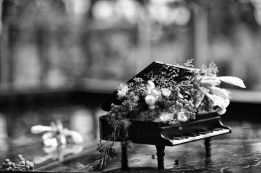 Hediyelik eşya piyano. Çiçek aranjmanı Piano.