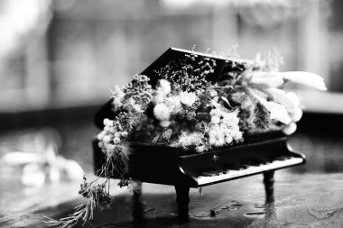 Hediyelik eşya piyano. Çiçek aranjmanı Piano.