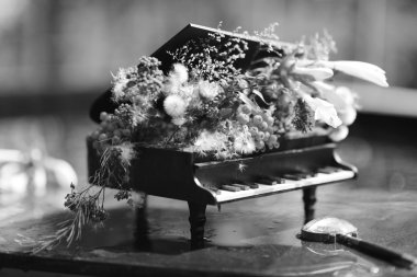 Hediyelik eşya piyano. Çiçek aranjmanı Piano.