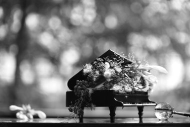 Hediyelik eşya piyano. Çiçek aranjmanı Piano.