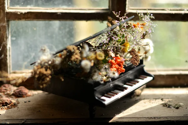 Souvenir-Klavier. Blumenarrangements in Klavierform. — Stockfoto