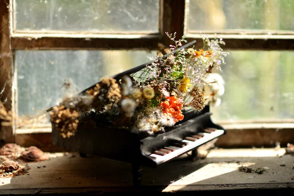 Souvenir-Klavier. Blumenarrangements in Klavierform. — Stockfoto