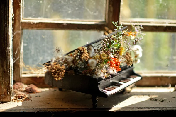 Souvenir piano. Flower Arrangement in piano. — Stock Photo, Image