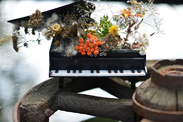 Piano de recuerdo. Arreglo floral en piano . —  Fotos de Stock