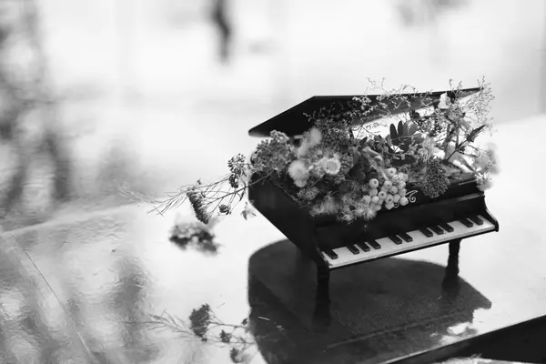 Souvenir-Klavier. Blumenarrangements in Klavierform. — Stockfoto