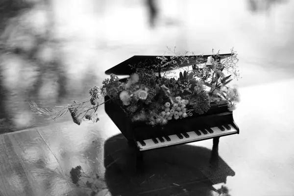 Souvenir piano. Flower Arrangement in piano. — Stock Photo, Image