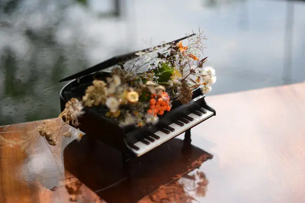 Souvenir-Klavier. Blumenarrangements in Klavierform. — Stockfoto