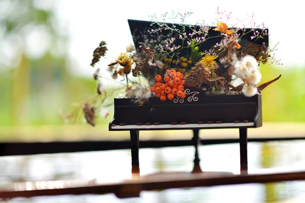 Souvenir-Klavier. Blumenarrangements in Klavierform. — Stockfoto