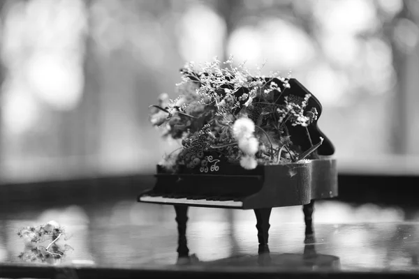 Fortepian z pamiątkami. Układania kwiatów w fortepian. — Zdjęcie stockowe