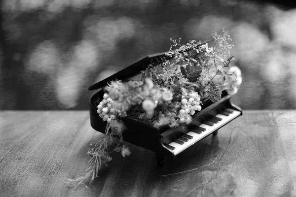 Souvenir-Klavier. Blumenarrangements in Klavierform. — Stockfoto